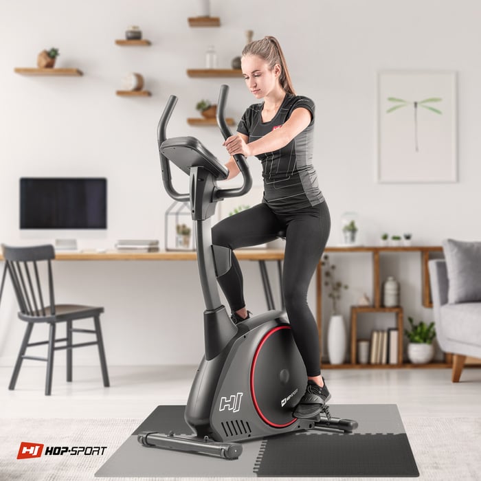 Chica ejercitándose en equipo de fitness sobre la esterilla puzzle negro-gris 2 cm 4 piezas