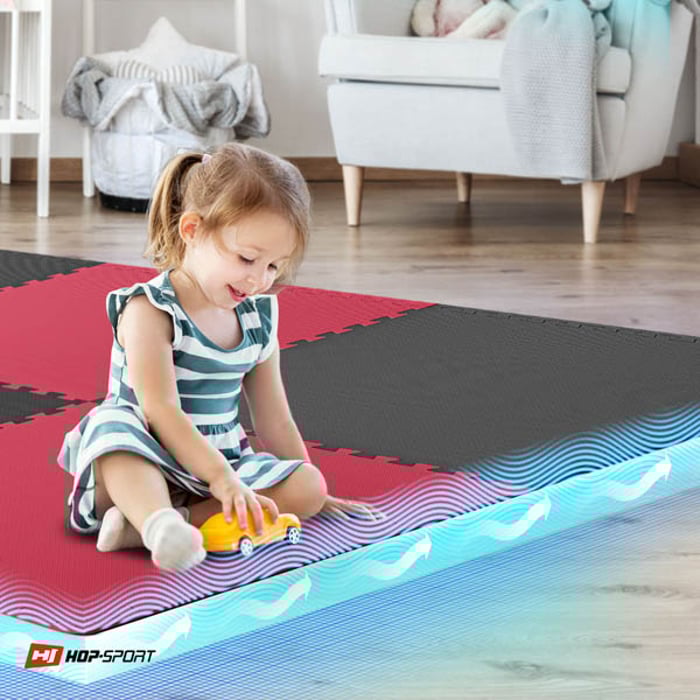 Niño sentado en la estera puzzle negro-rojo Hop-Sport 2cm 8 piezas
