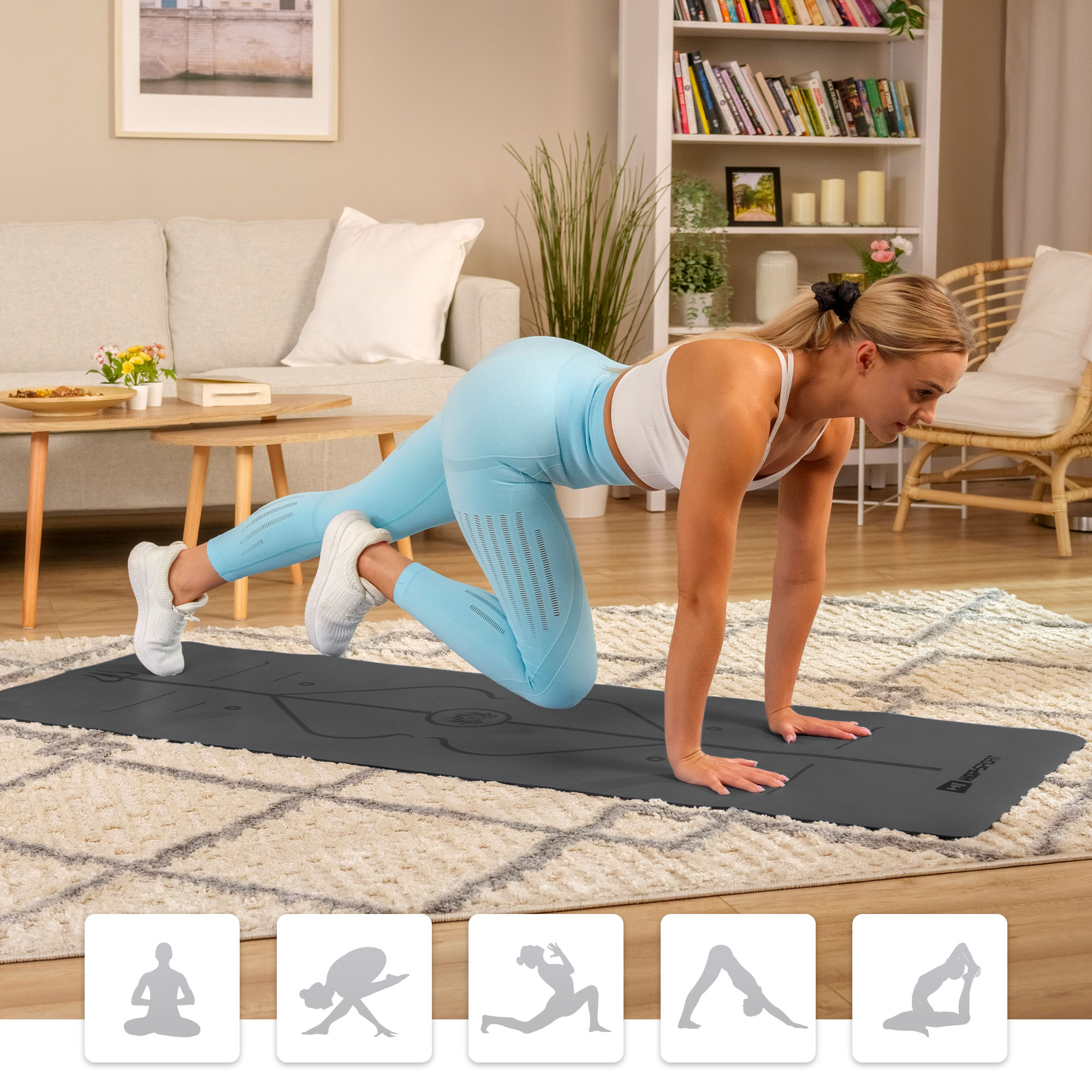 mujer practicando en la esterilla de yoga de la marca Hop-Sport en la sala de estar