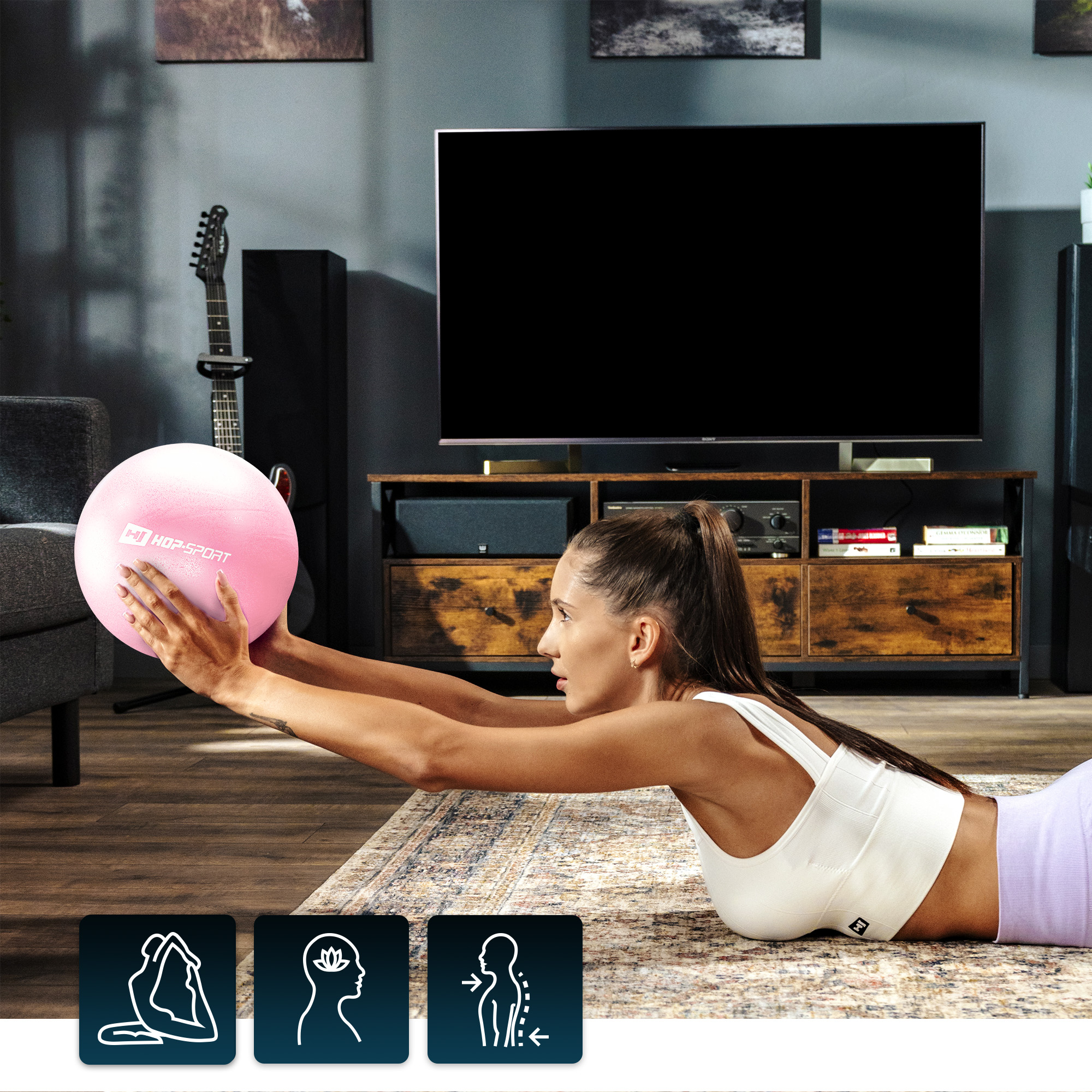 Modelo realizando elevaciones con una pelota rosa de pilates Hop-Sport