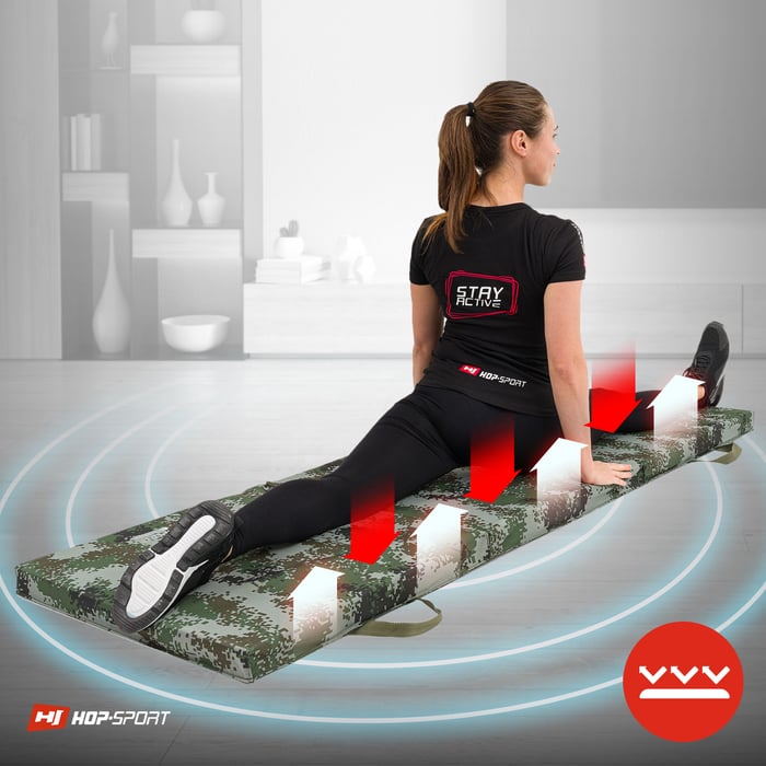 Chica ejercitándose en el colchón gimnástico de la marca Hop-Sport en color camuflaje