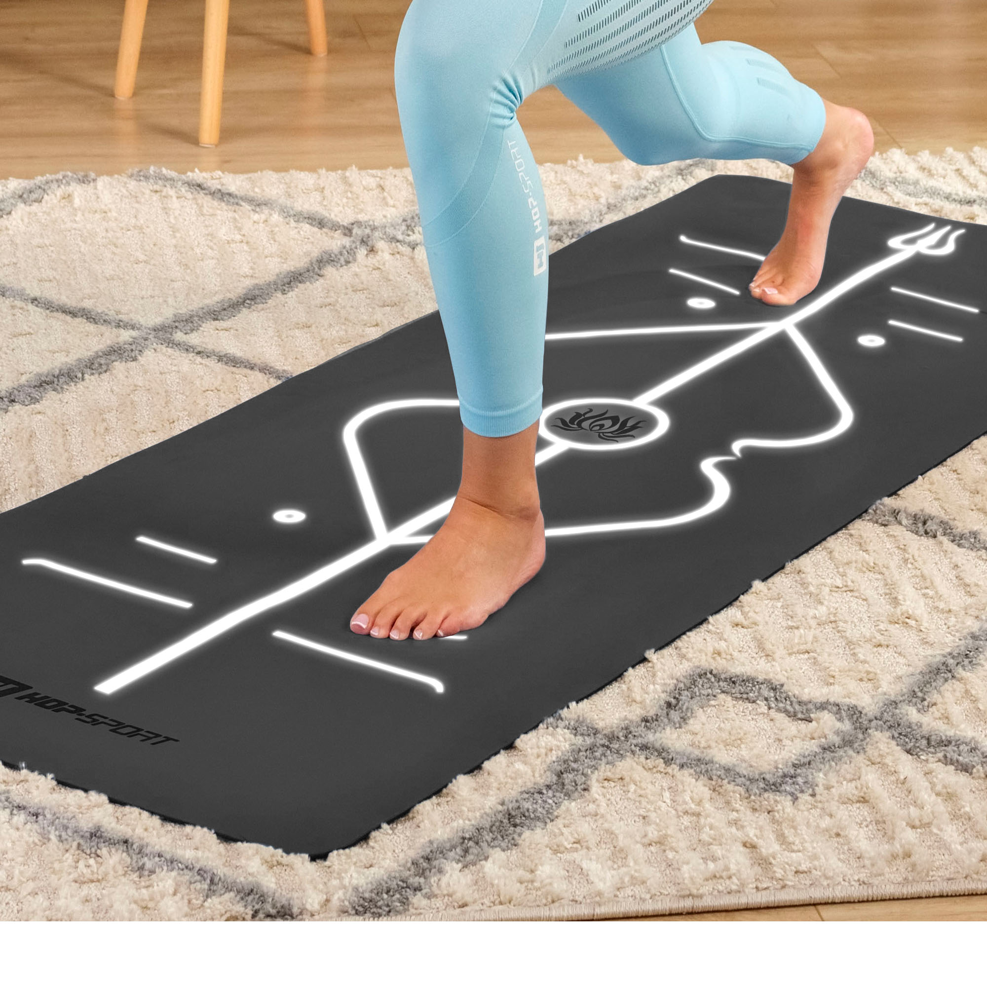 líneas claramente marcadas para realizar asanas impresas en la esterilla de yoga de la marca Hop-Sport