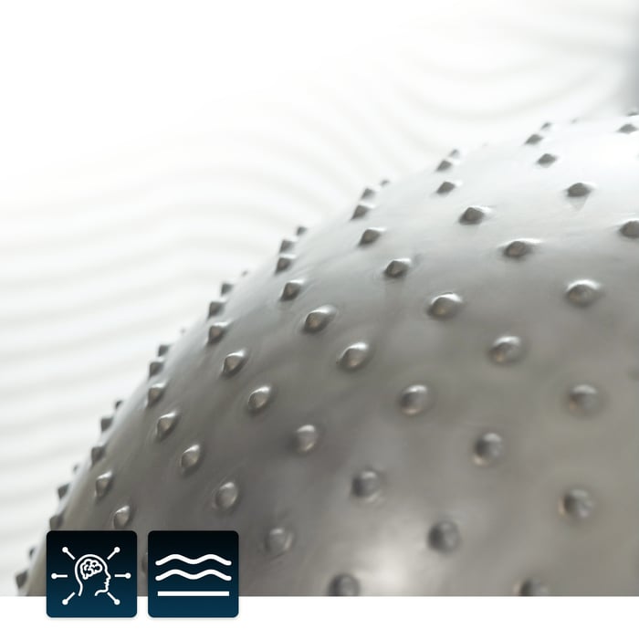 primer plano de las protuberancias de la pelota de gimnasia plateada con protuberancias de 65cm de diámetro de la marca Hop-Sport