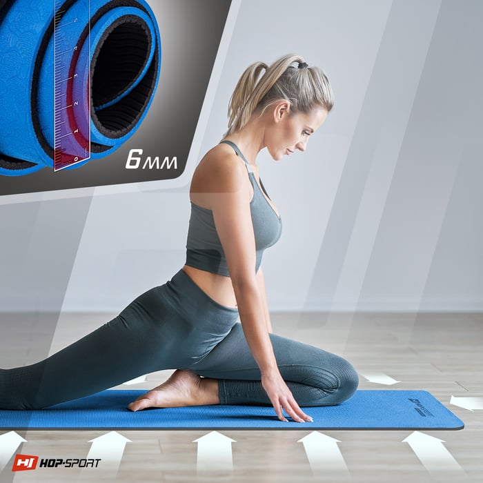 Chica ejercitándose en la esterilla TPE de color azul de la marca Hop-sport