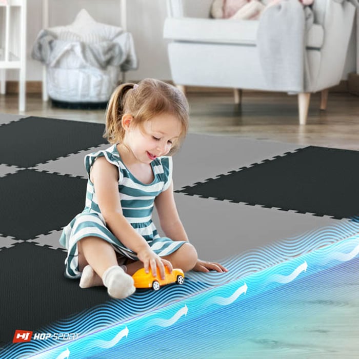 Niño sentado en la esterilla puzzle Hop-Sport negro-gris de 2cm 12 piezas