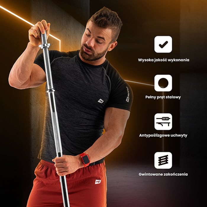 Chico sosteniendo en sus manos una barra de acero cromado de la marca Hop-sport