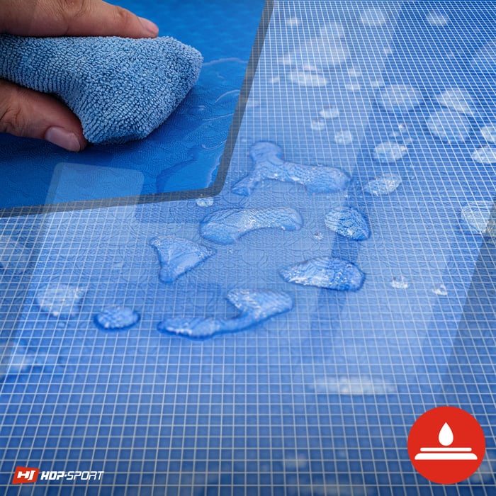 Se muestra la impermeabilidad de la esterilla TPE de color azul de la marca Hop-sport