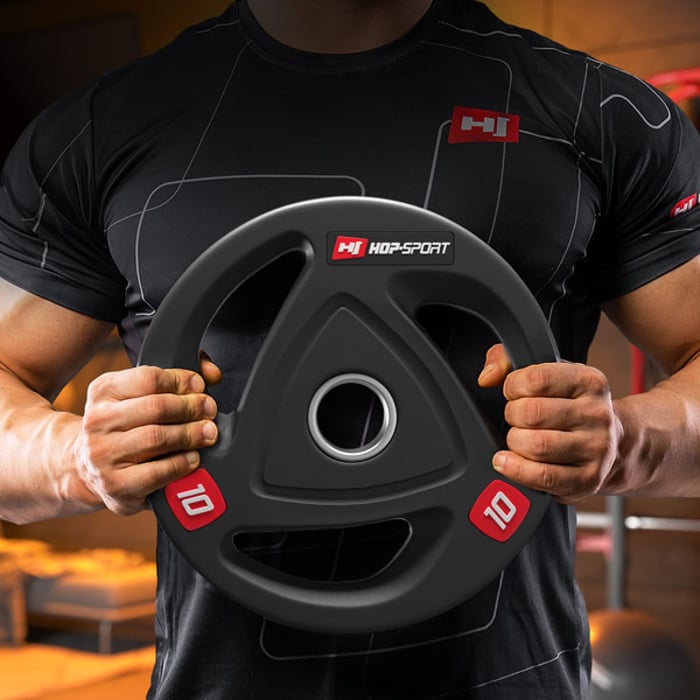 Chico sosteniendo un peso olímpico de la marca Hop-sport