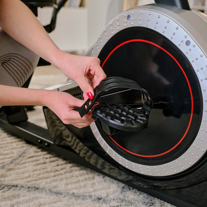 Bicicleta reclinada magnética HS-060L Pulse equipada con pedales antideslizantes con correas de bloqueo