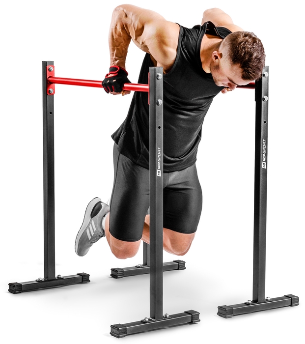 Chico ejercitándose en las barras paralelas independientes HS-1001K de la marca Hop-Sport