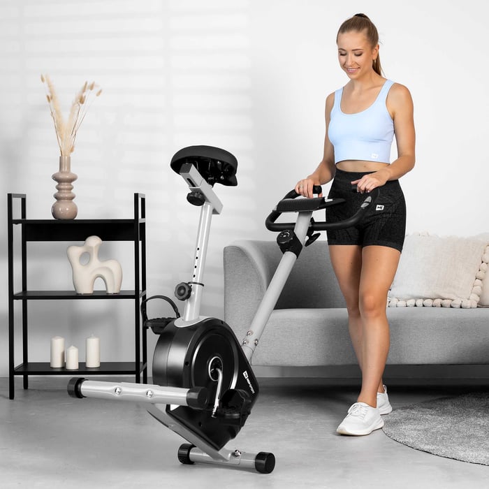 Bicicleta magnética HS-2050H Sonic plateada equipada con ruedas de transporte