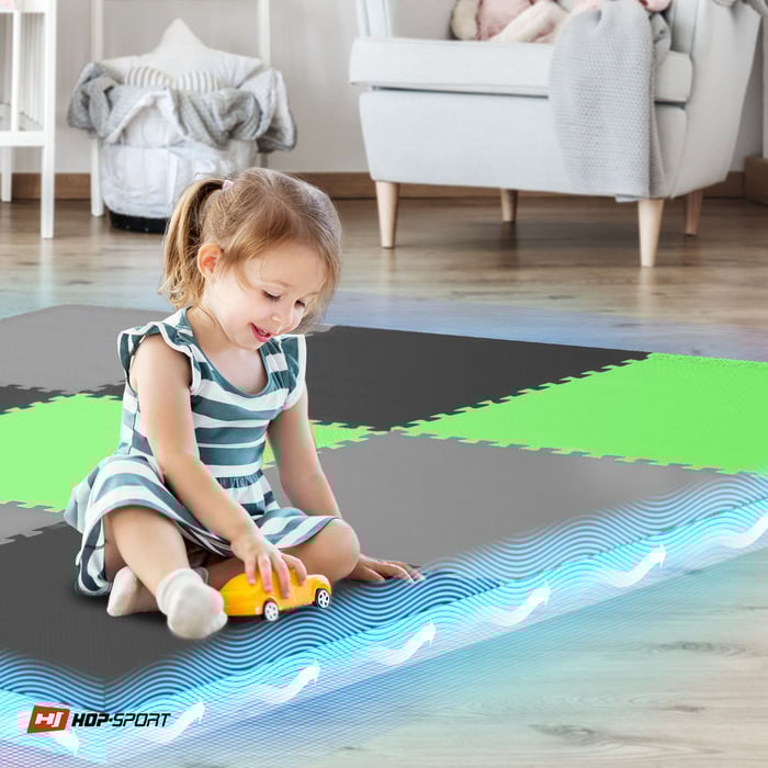 Niño sentado en la mata puzzle Hop-Sport negro-gris-verde