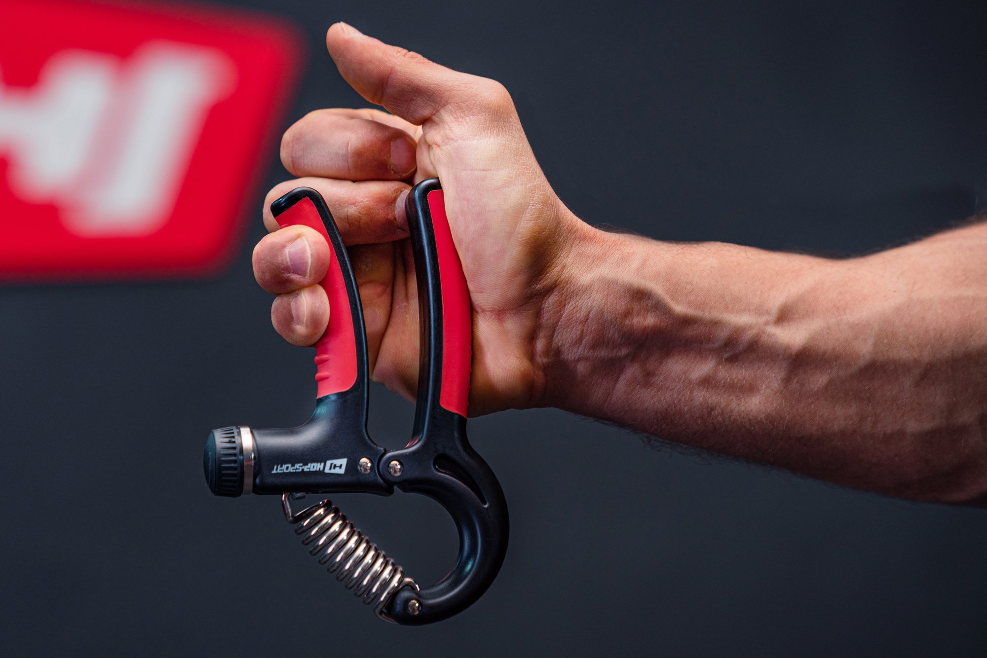 Mangos antideslizantes en el apretador ajustable 5-60kg en color negro-rojo