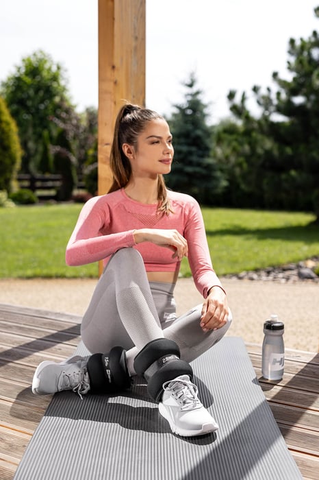 pesas negras de la marca Hop-Sport en los tobillos de la modelo
