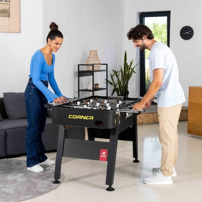 Futbolín Corner se caracteriza por su estabilidad y está equipado con patas niveladoras
