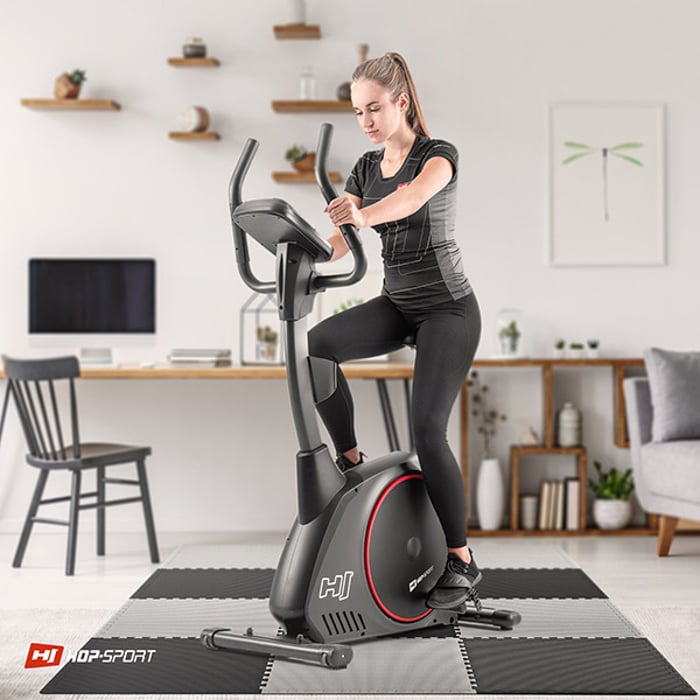 Chica ejercitándose en equipo de fitness sobre la esterilla puzzle negro-gris de 2cm 12 piezas