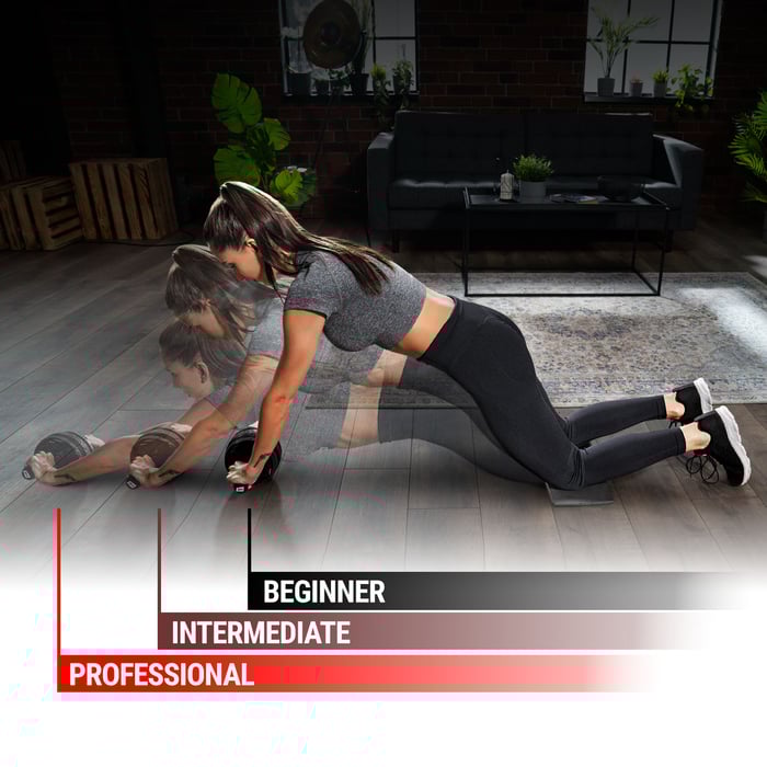 kobieta wykonuje ćwiczenia z czarnym kółkiem do brzucha marki Hop-Sport w różnym zakresie pogłębiania ćwiczenia